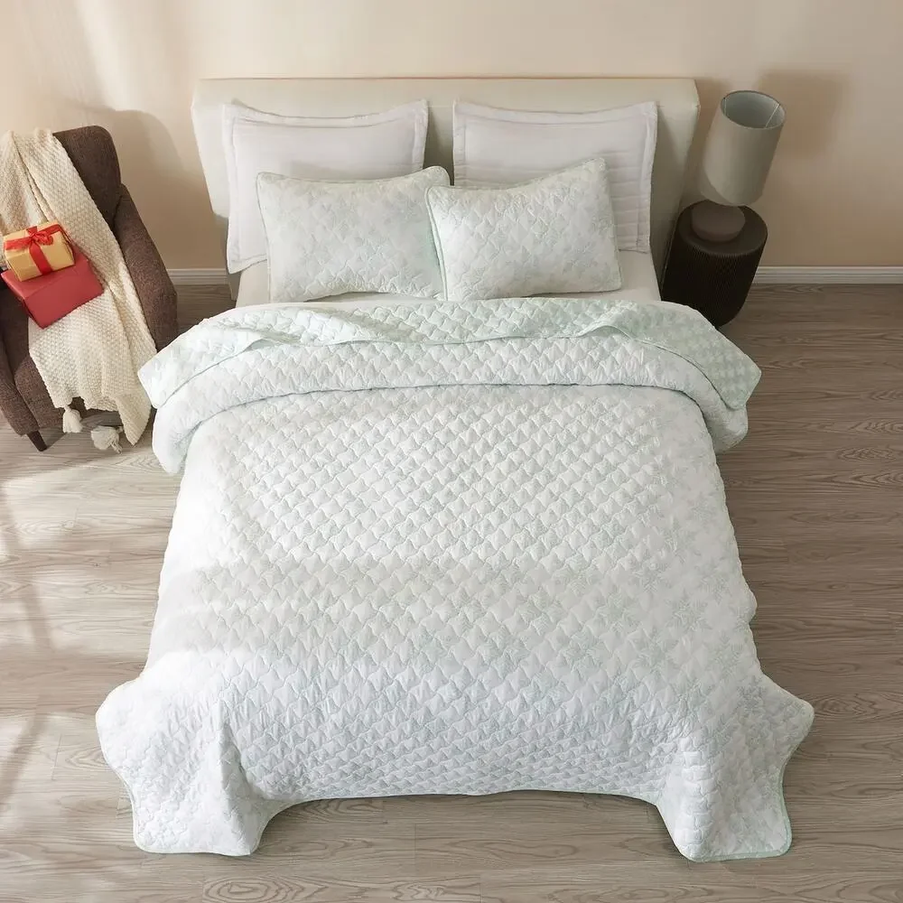 NEW! Full / Queen Winter Large Snowflake Reversible Quilt Set with Shams